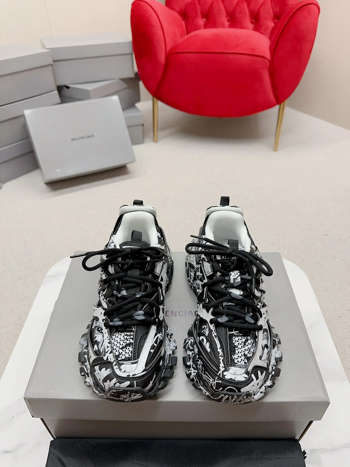👟👟Ex-factory price 980👟👟 Men's size +10 𝐁𝐚𝐥𝐞𝐧𝐜𝐢𝐚𝐠𝐚|||𝐭𝐫𝐚𝗰𝐤 series 𝟑.𝟎Three generations of sports dad shoes‼ ️ [Top high-end quality from Dongguan Factory] Balenciaga dad shoes ~ super fashionable ~ full and three-dimensional shoes ~ amazing lines ~ very soft and light on the feet ~ super comfortable ~ versatile for commuting ~ can be paired with mid-calf socks, bell bottoms, wide-leg pants, overalls, very high-end ~ very manly and handsome ~ suitable for spring, summer, autumn and winter all year round... ⇢✈ Upper: Exclusive 1:1 original molded custom imported technical fabric mesh + imported cloth + 3M reflective strips [composed of 108 sub-pieces] ⇢✈Inner lining: Breathable mesh ⇢✈Outsole: Exclusive 1:1 original molded PU+TPU+EVA+rubber, a total of 13 sets of grinding tool combinations ⚠️Difference in market currency ~ high-end quality is definitely different ⇢✈𝐒𝐈𝐙𝐄Females: 35, 36, 37, 38, 39, 40 ⇢✈𝐒𝐈𝐙𝐄Men: 39, 40, 41, 42, 43, 44, 45